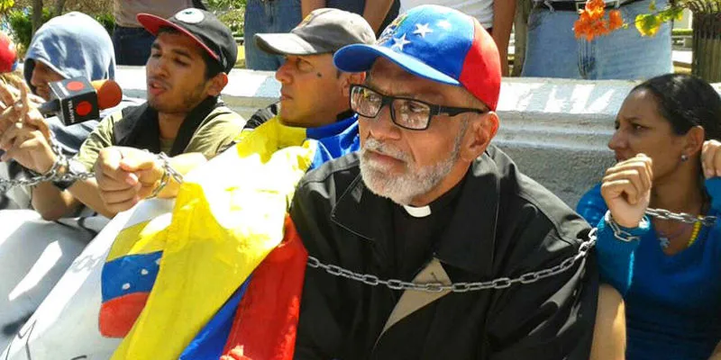 Padre José Palmar encadenado en una protesta pacífica por Venezuela