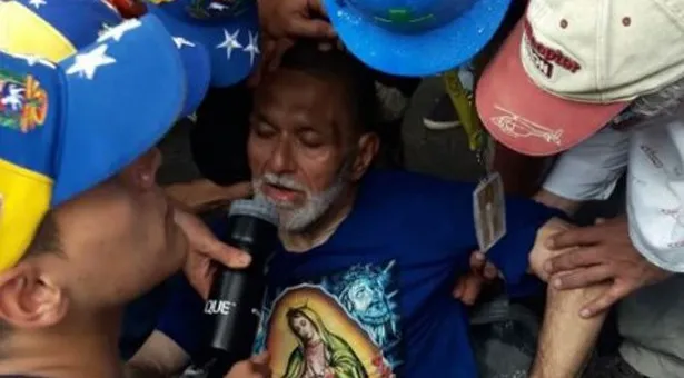 Padre José Palmar con la comunidad
