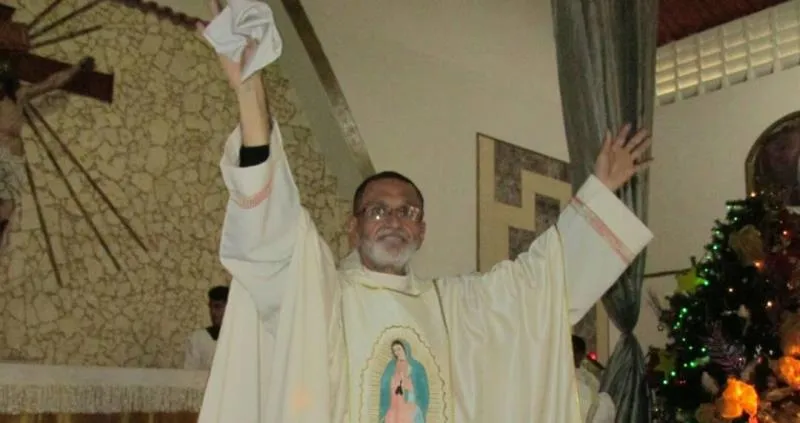 Padre José Palmar celebrando la Santa Misa